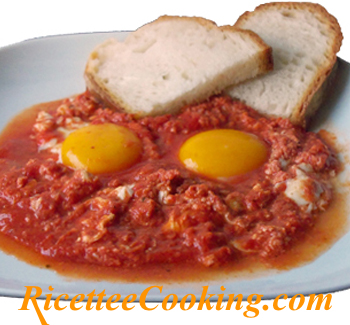 Uova al tegamino alla pizzaiola